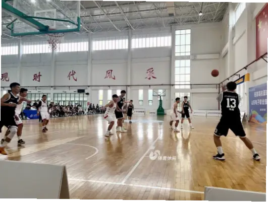 大学篮球体育飞机CHINESE的特点：校园文化与竞技精神的融合